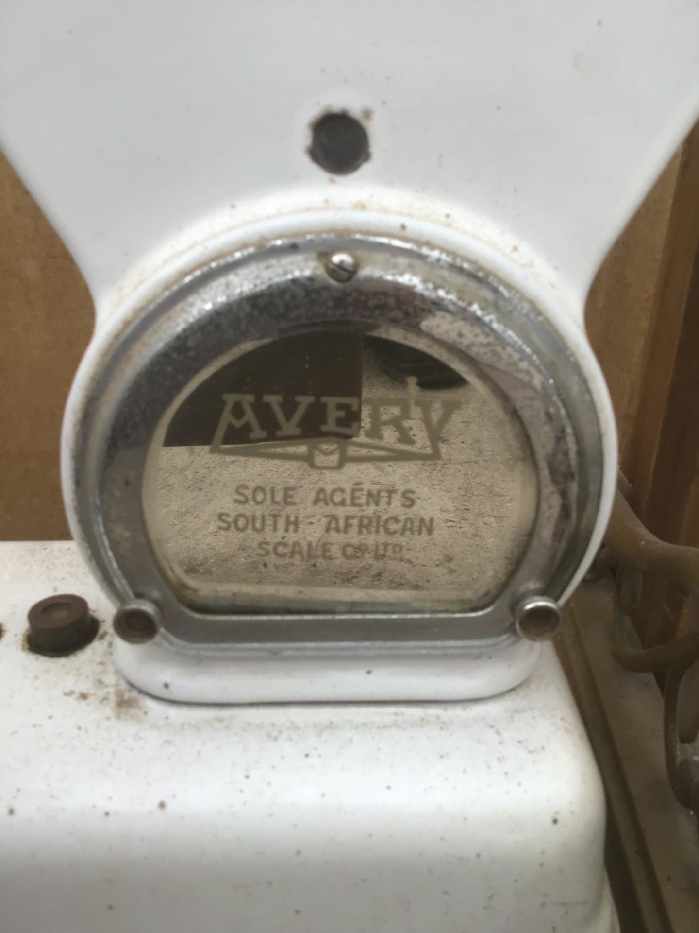 A SET OF AVERY SOLE AGENTS SOUTH AFRICAN SCALE CO LTD SCALES (NO TRAY AND DAMAGE TO GLASS) AND A - Image 4 of 4