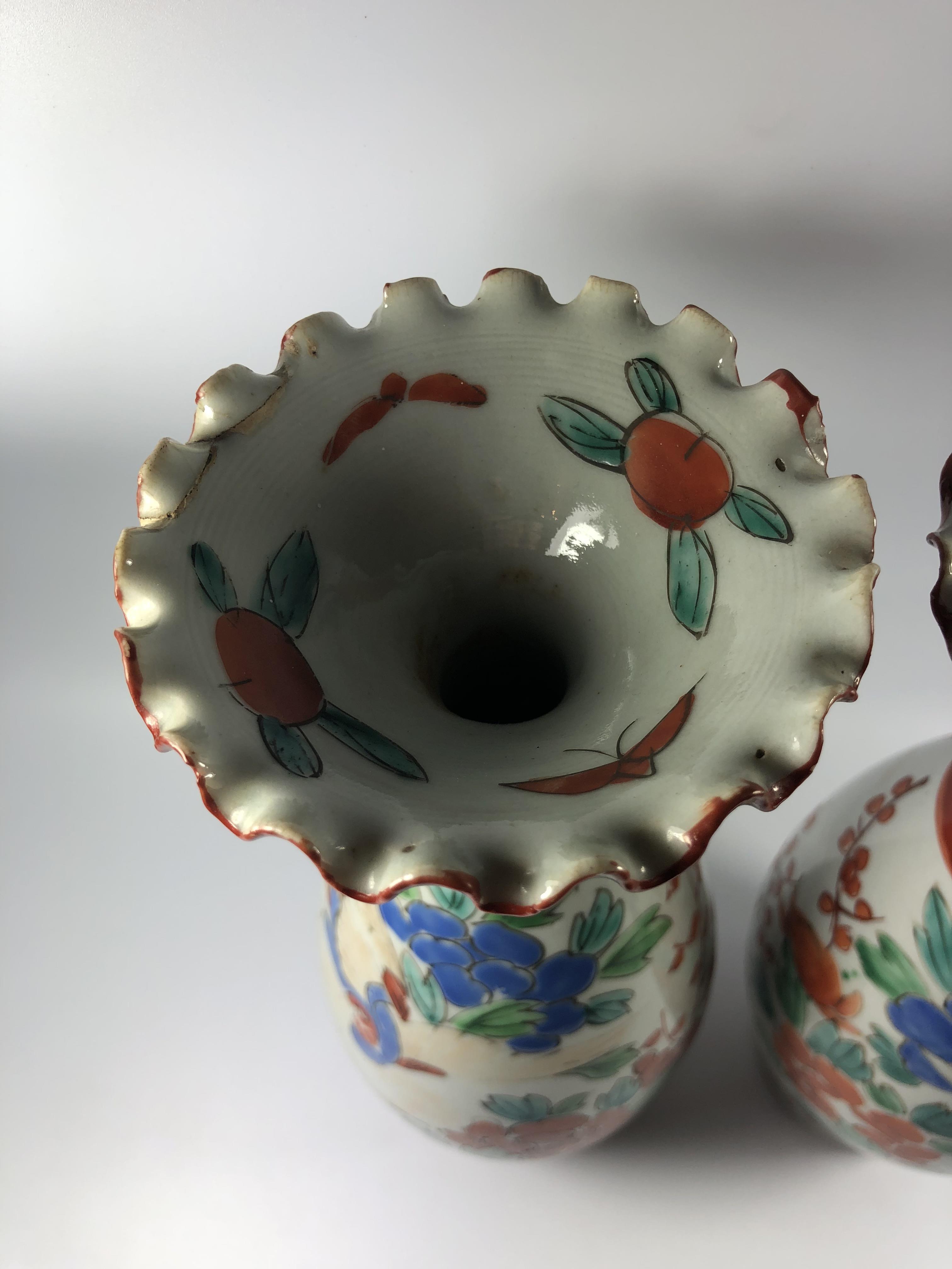 A PAIR OF JAPANESE MEIJI PERIOD IMARI BALUSTER FORM VASES, HEIGHT 25.5CM - Image 4 of 6