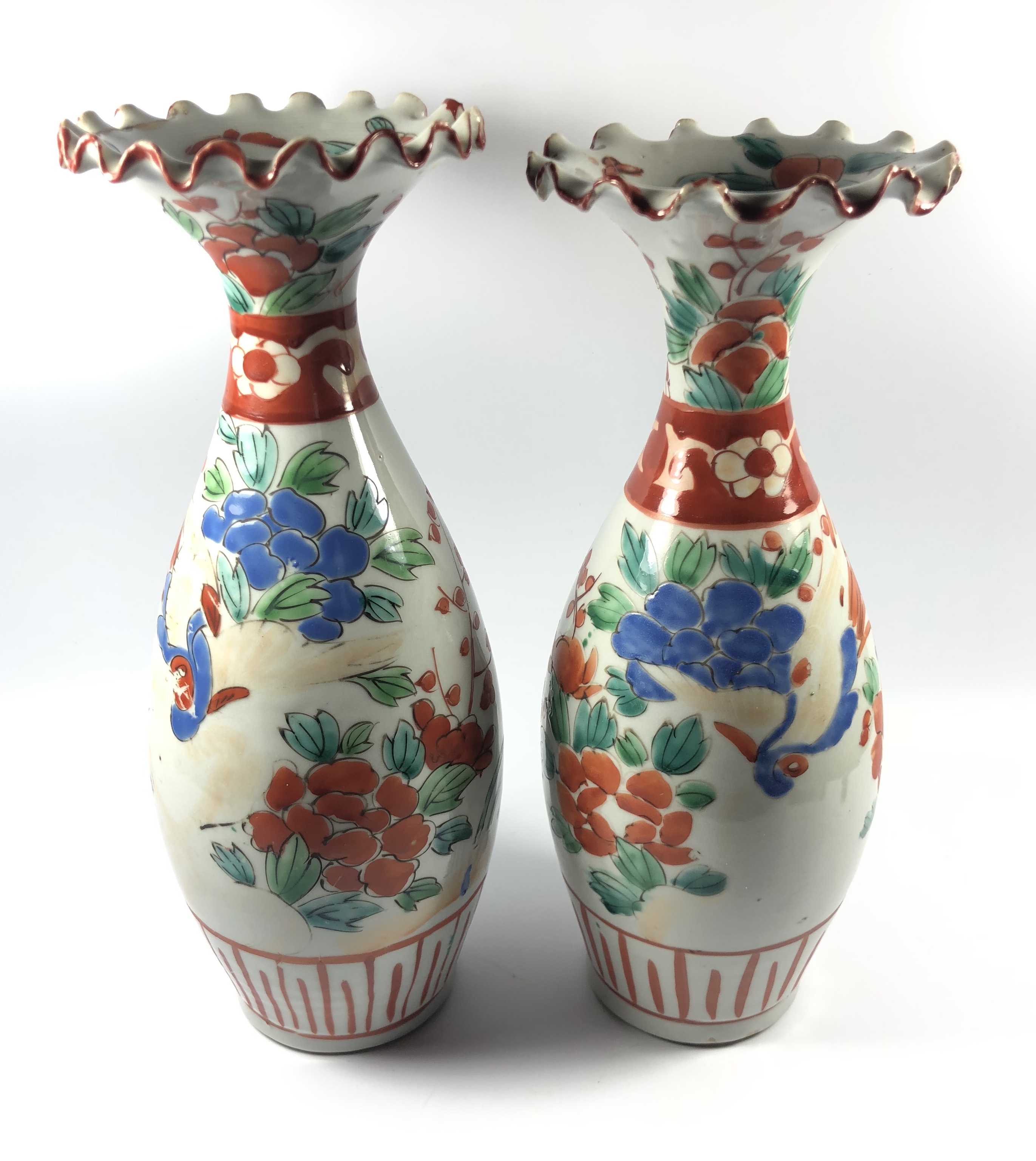 A PAIR OF JAPANESE MEIJI PERIOD IMARI BALUSTER FORM VASES, HEIGHT 25.5CM