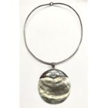 A LADIES .925 SILVER TORQUE NECKLACE WITH MOTHER OF PEARL CIRCULAR PENDANT DESIGN