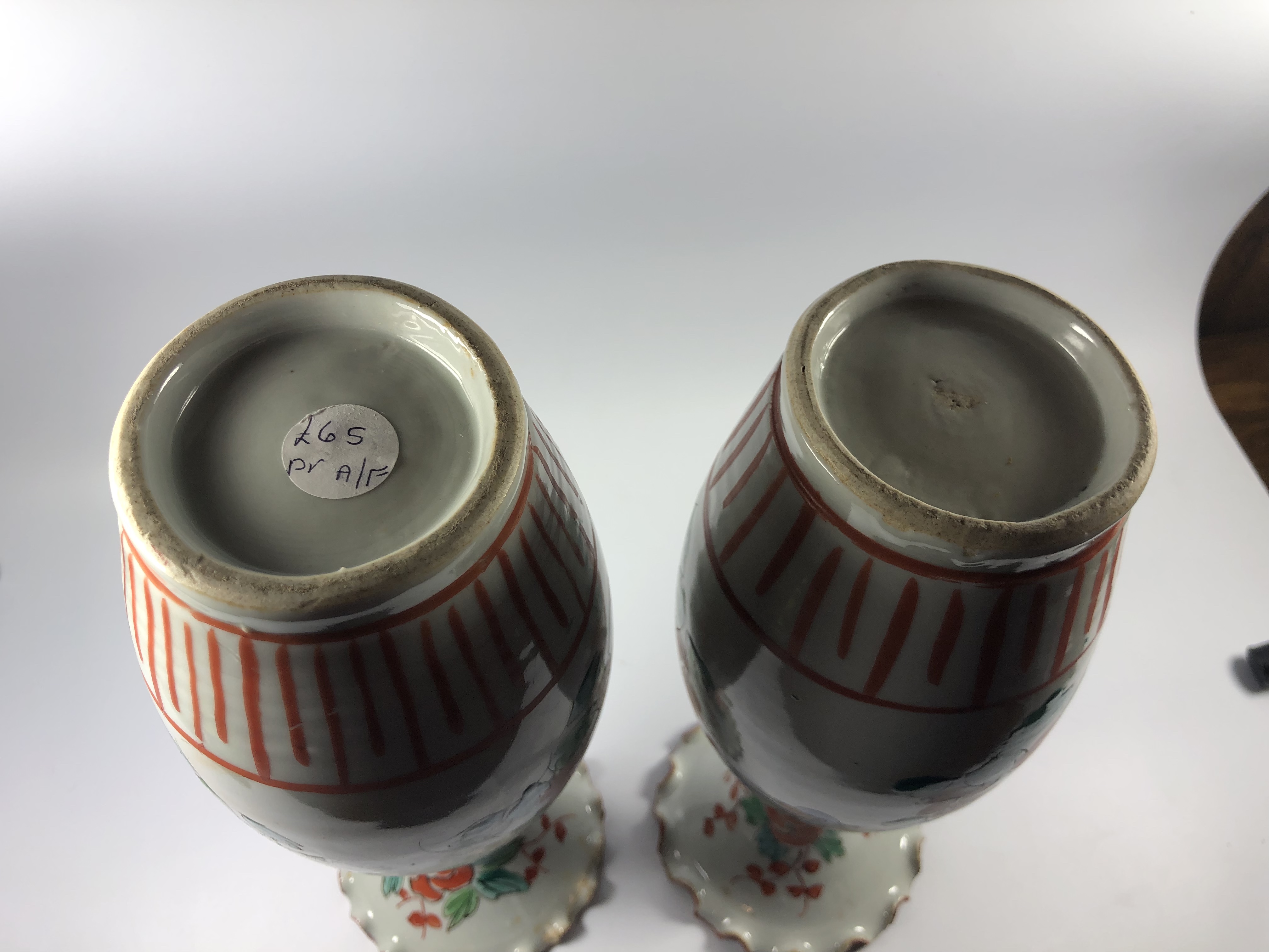 A PAIR OF JAPANESE MEIJI PERIOD IMARI BALUSTER FORM VASES, HEIGHT 25.5CM - Image 6 of 6