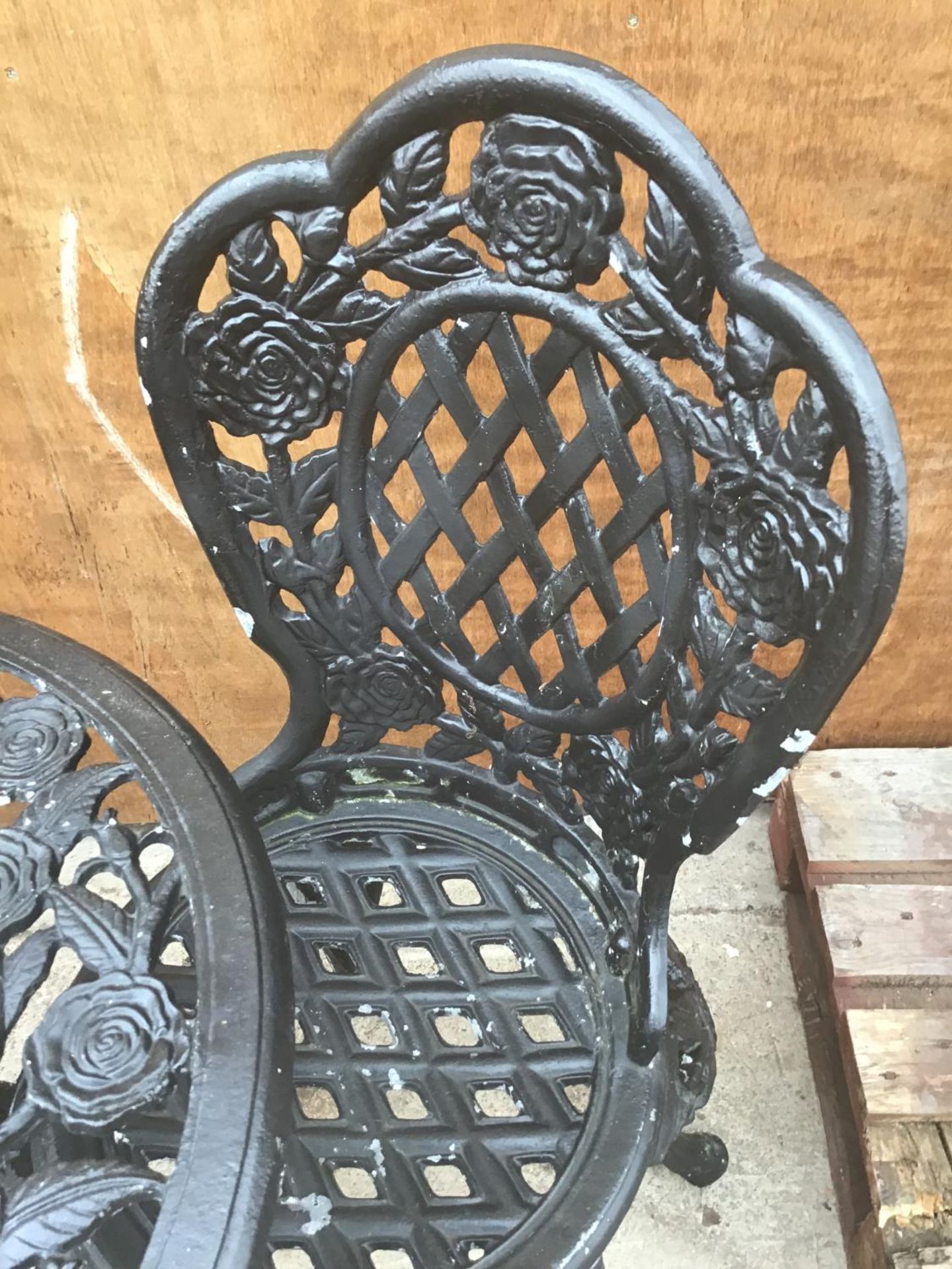 A HEAVY CAST IRON ROSE DESIGN TABLE WITH TWO MATCHING CHAIRS - Image 2 of 4