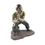 A LARGE CHINESE POTTERY FIGHTER FIGURE, HEIGHT 22CM