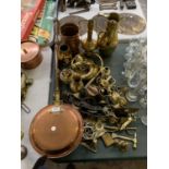 A MIXED GROUP OF VINTAGE BRASS AND FURTHER METAL WARES - COPPER WARMING PAN ETC