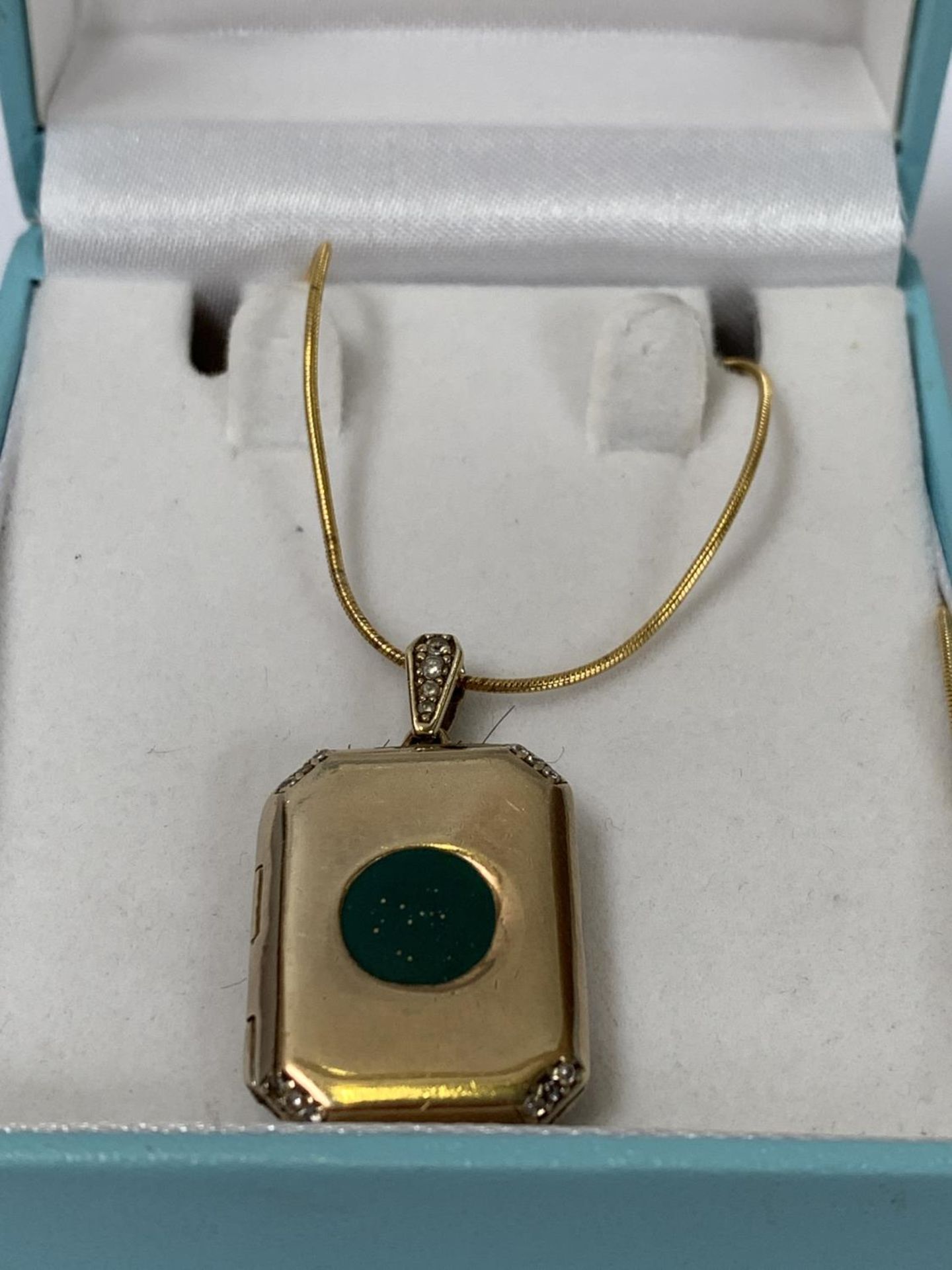A BOXED 9CT GOLD SOLITAIRE NECKLACE - Image 2 of 2