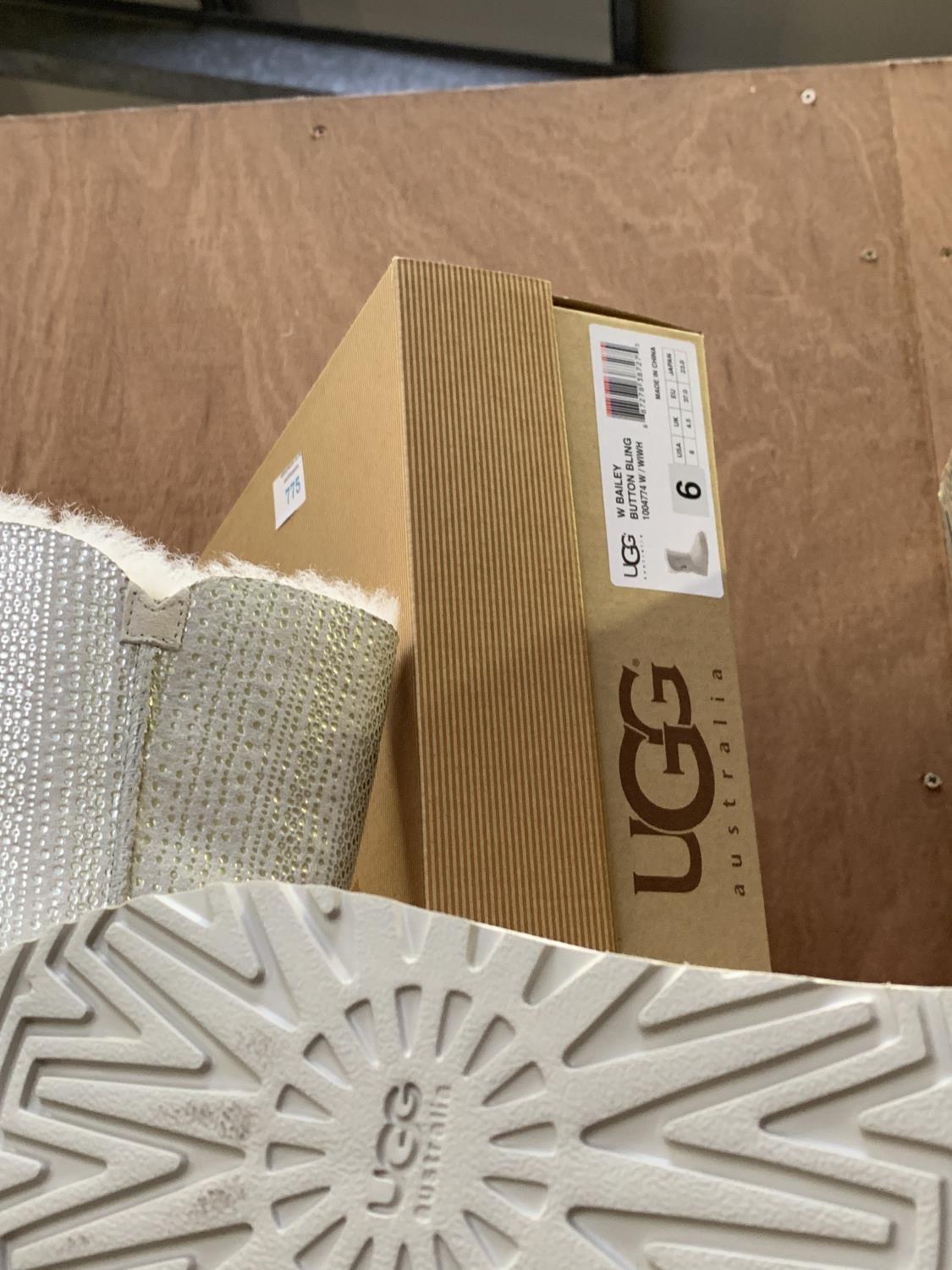 A PAIR OF GREY SIZE 6 UGG BOOTS WITH BOX - Image 2 of 2