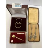 THREE BOXED ITEMS TO INCLUDE 9CT GOLD LOOP EARRINGS, ART DECO STYLE PASTE EARRINGS AND STRATTON DART