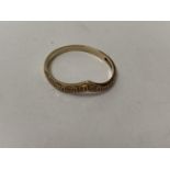 A 9CT GOLD 'V' SHAPED RING, 1.1G WEIGHT