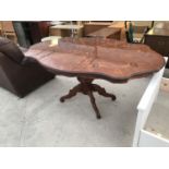 AN ITALIAN INLAID MAHOGANY DINING TABLE ON SINGLE PEDESTAL SUPPORT