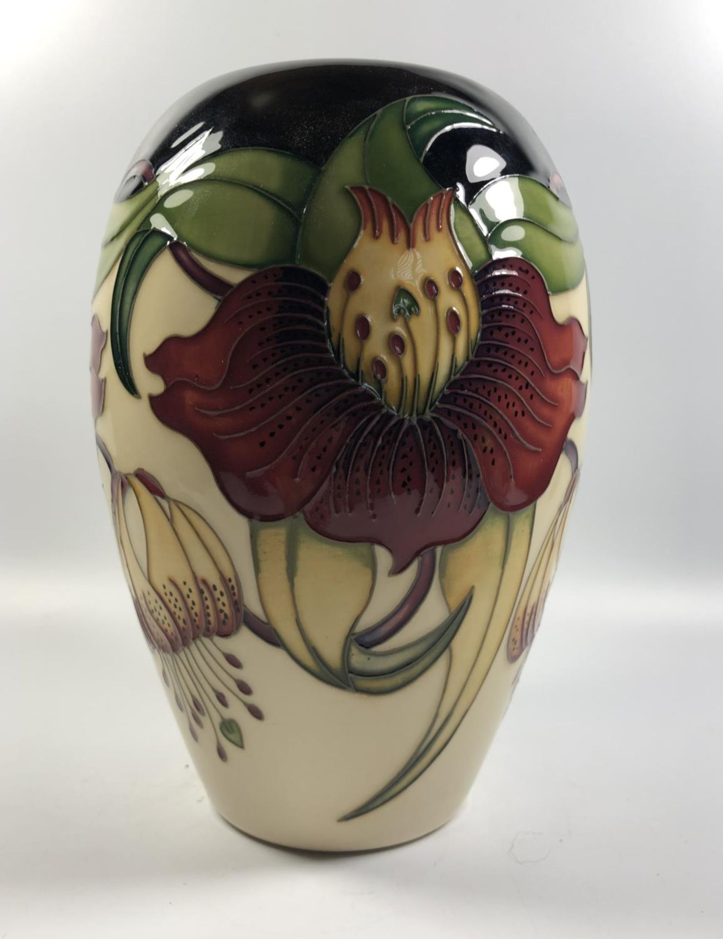 A MOORCROFT POTTERY 'ANNA LILY' PATTERN VASE, HEIGHT 18CM