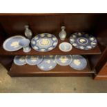 A COLLECTION OF WEDGWOOD JASPER WARE TO INCLUDE VARIOUS COLLECTORS PLATES ETC