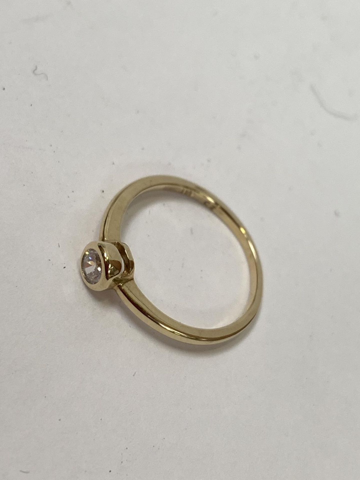 A 9 GT GOLD RING WITH CUBIC ZIRCONIA GEM STONE DESIGN, 1.5G GROSS WEIGHT - Image 2 of 3