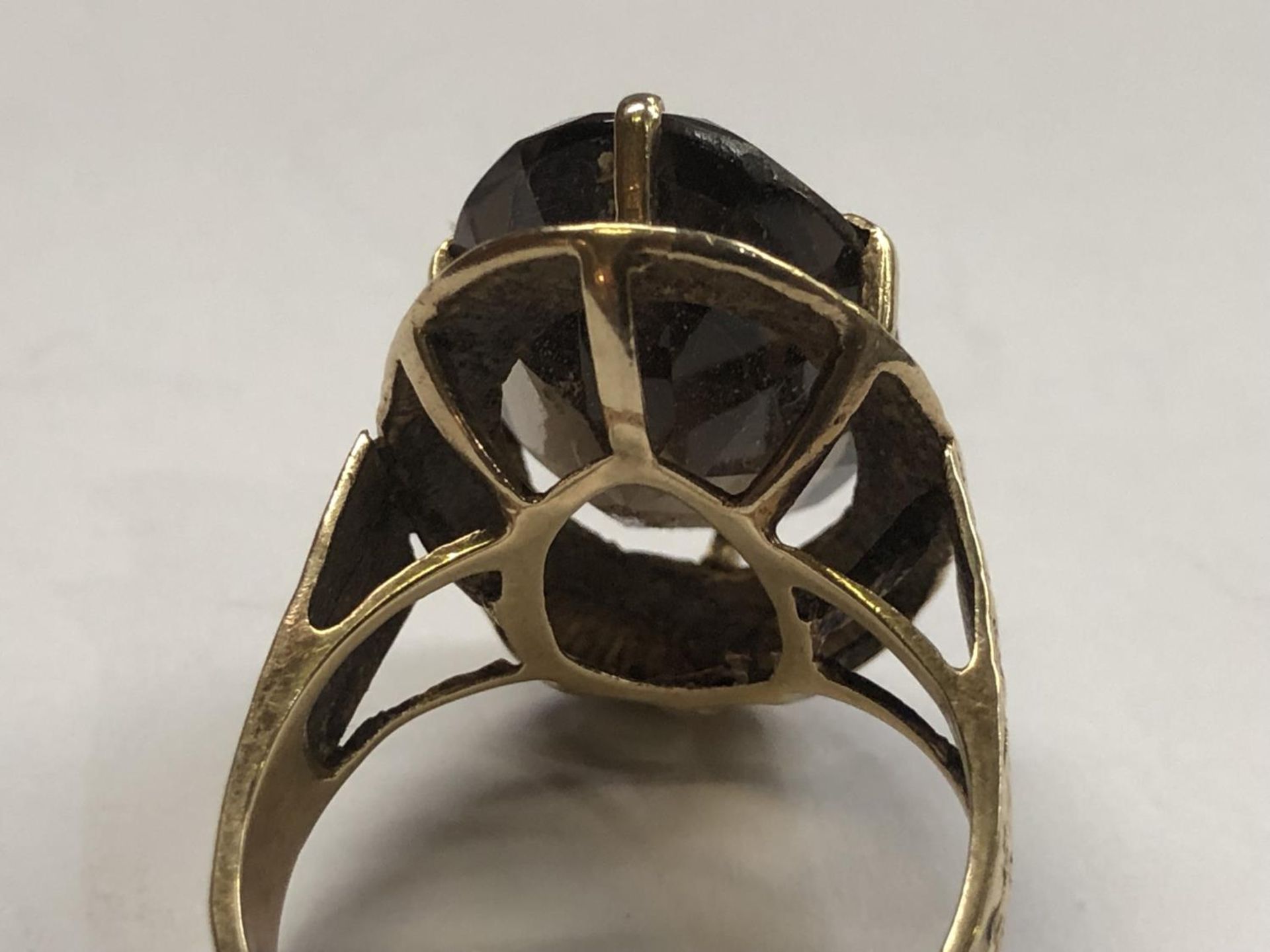 A 1970'S LADIES 9CT YELLOW GOLD SMOKY QUARTZ STONE DRESS RING, WEIGHT 6.4G - Image 4 of 4