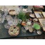 A LARGE COLLECTION OF ITEMS TO INCLUDE GLASS BOWLS, JUGS, CERAMIC BOWLS AND CUPS AND SAUCERS ETC