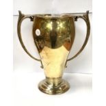 A MAPPIN & WEBB TWIN HANDLED SHEFFIELD HALLMARKED SILVER GILT TROPHY, DATED 1939, HEIGHT 26CM
