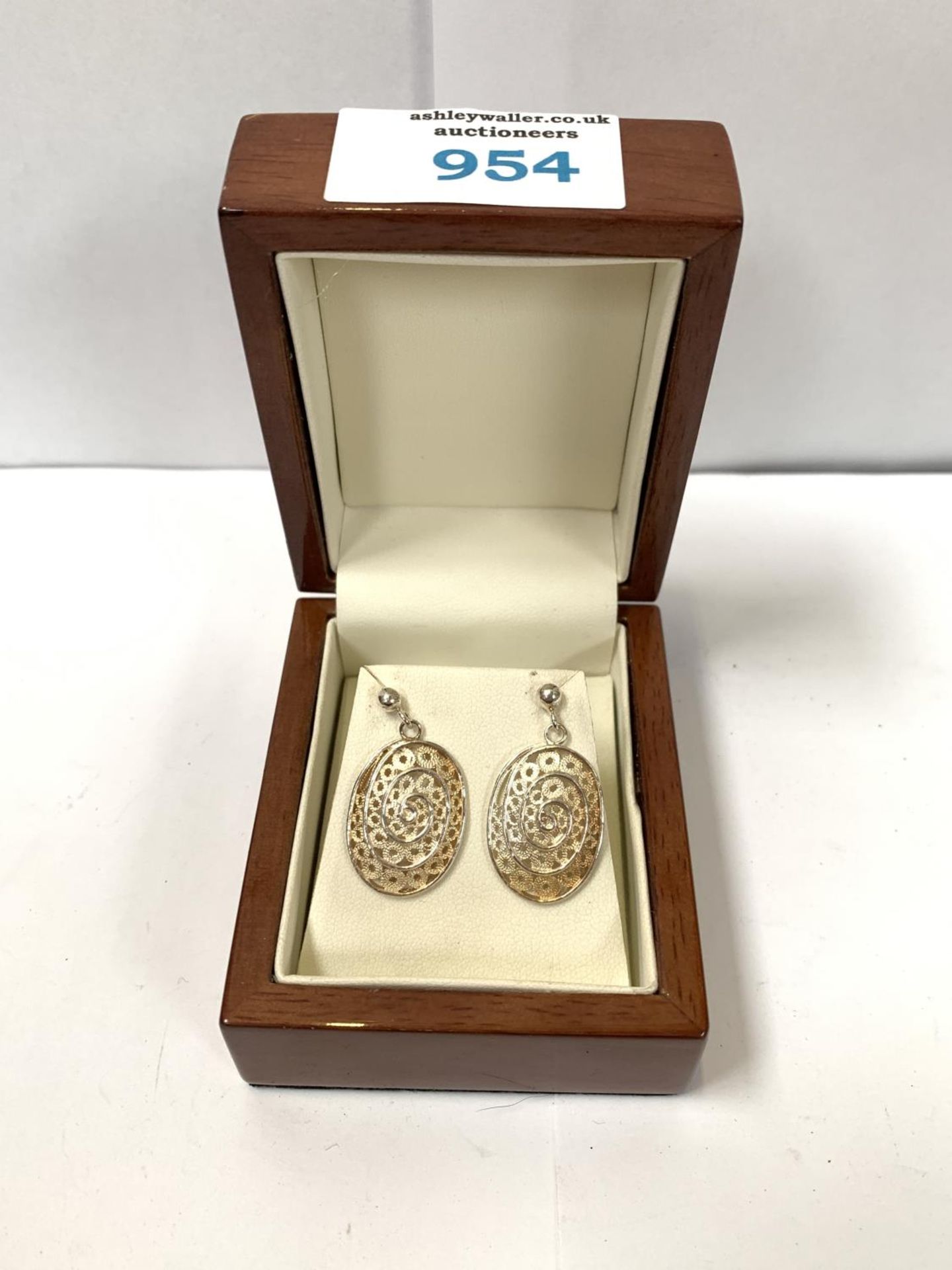 A BOXED PAIR OF LADIES SILVER EARRINGS