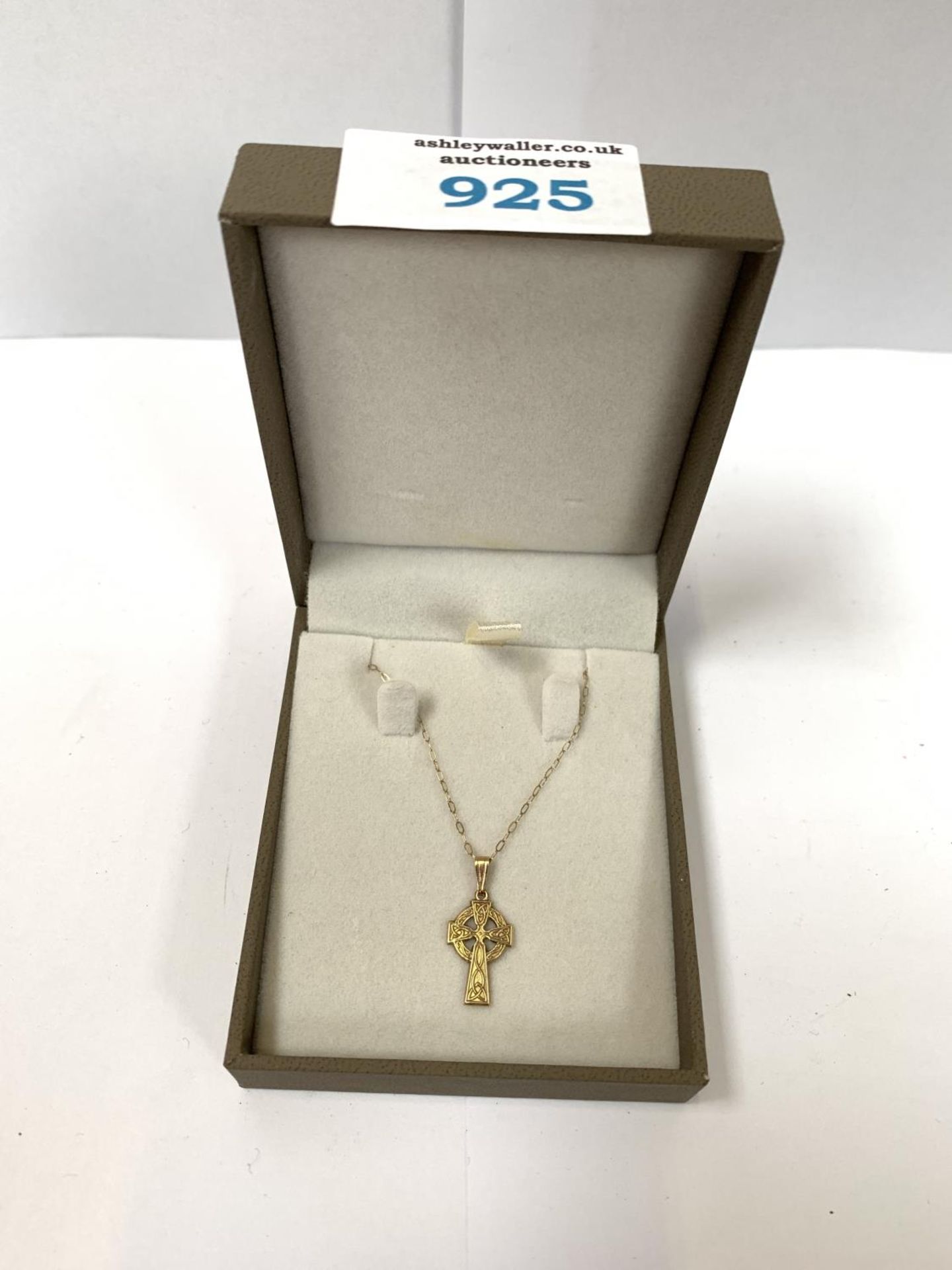 A 9CT GOLD NECKLACE WITH CELTIC CROSS CHAIN, 1G GROSS WEIGHT