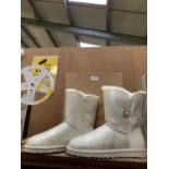 A PAIR OF GREY SIZE 6 UGG BOOTS WITH BOX