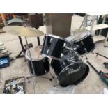 A 'PEARL' SESSION DRUM KIT