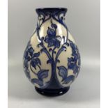 A MOORCROFT POTTERY 'LOYAL BLUE' PATTERN VASE, HEIGHT 14CM