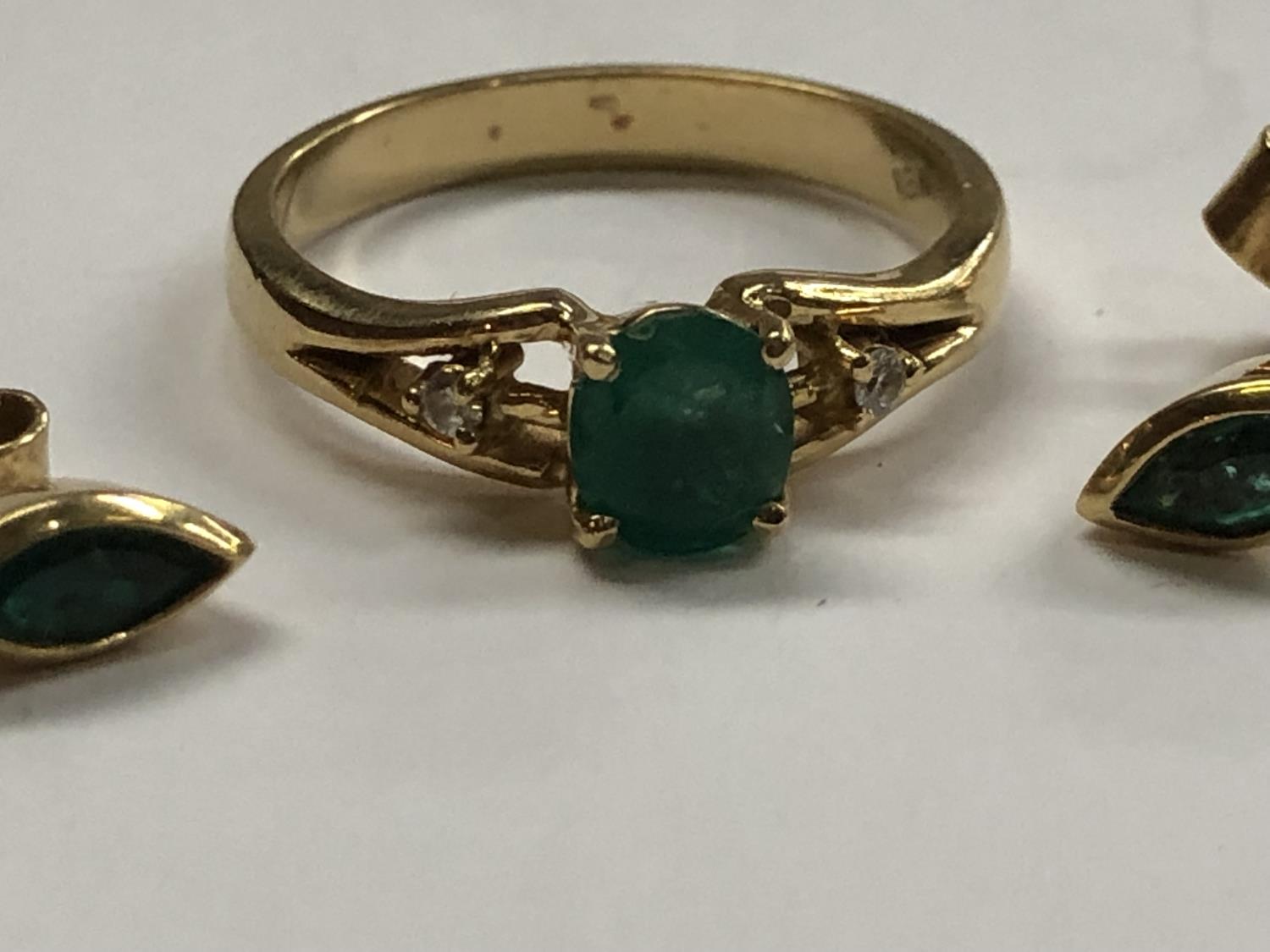A COLUMBIAN EMERALD JEWELLERY SUITE - COMPRISING RING AND EARRINGS, ALL SET IN 18CT YELLOW GOLD, - Image 2 of 3