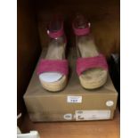A PAIR OF UGG SHOES IN A SIZE 5 TOGETHER WITH BOX