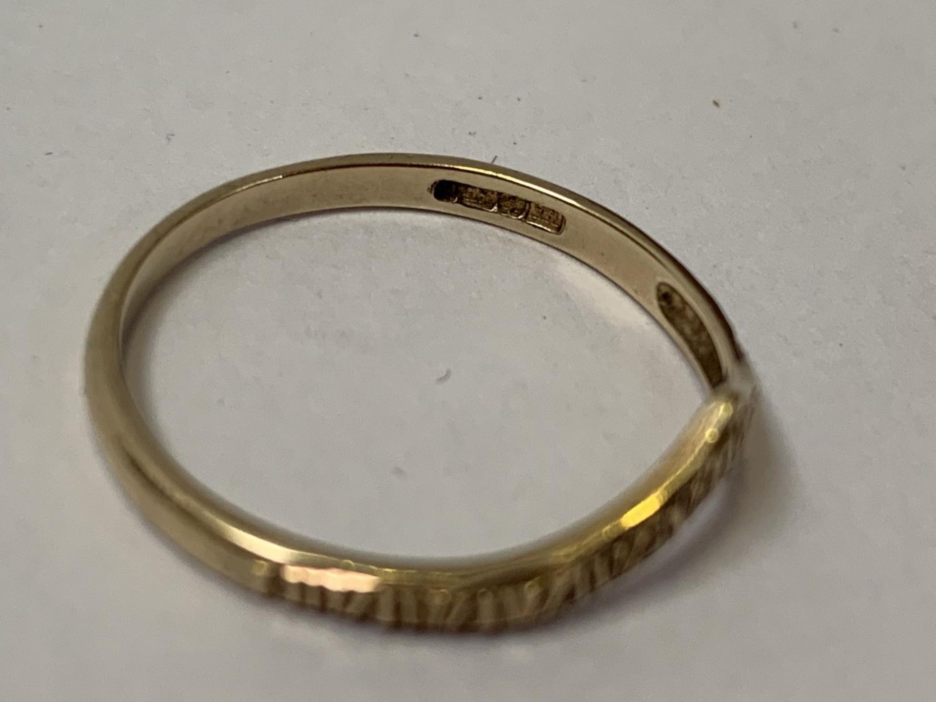 A 9CT GOLD 'V' SHAPED RING, 1.1G WEIGHT - Image 2 of 2