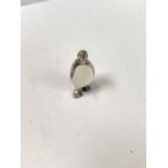 A MINIATURE STERLING SILVER PENGUIN - HEIGHT 3 CM