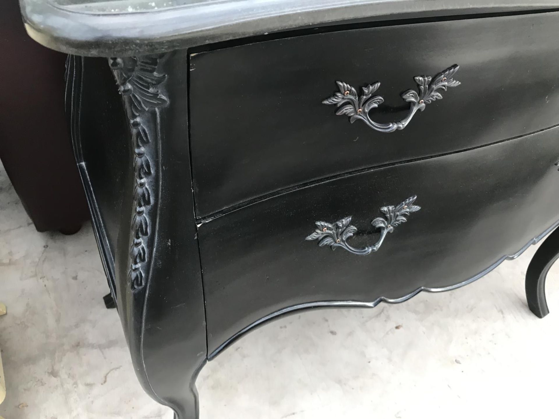 A BLACK ORNATE CHEST OF DRAWERS WITH TWO LONG DRAWERS - Image 3 of 4