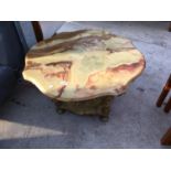 A GUILT AND MARBLE CIRCULAR STYLE COFFEE TABLE WITH LOWER SHELF