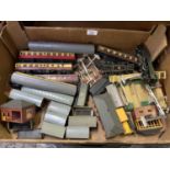 A COLLECTION OF VINTAGE OO GAUGE MODEL RAILWAY ITEMS TO INCLUDE LOCOMOTIVES, CARRIAGES, VINTAGE