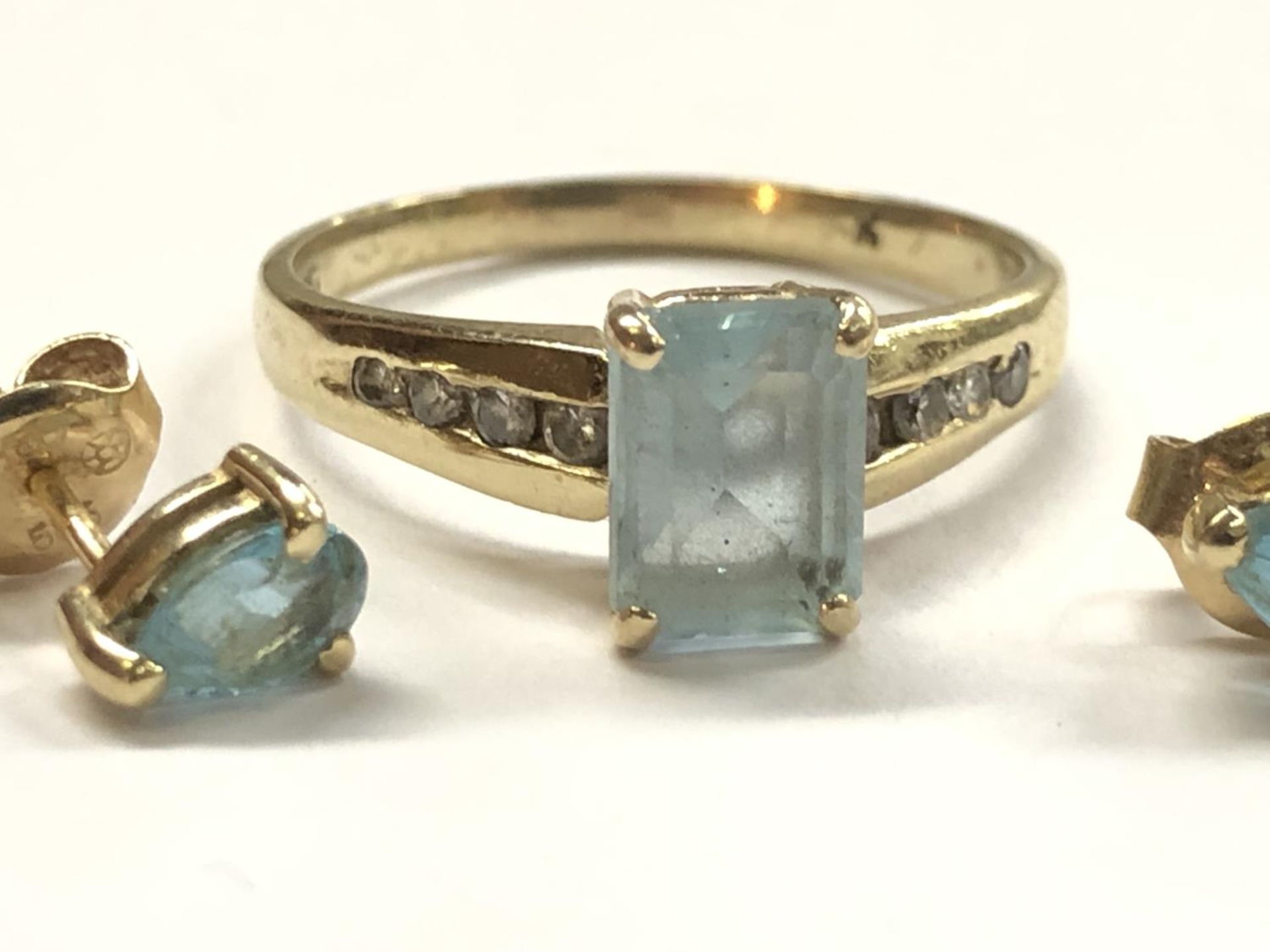 A BLUE TOPAZ JEWELLERY SUITE - COMPRISING RING AND EARRINGS, ALL SET IN 14CT YELLOW GOLD, STAMPED, - Image 2 of 3