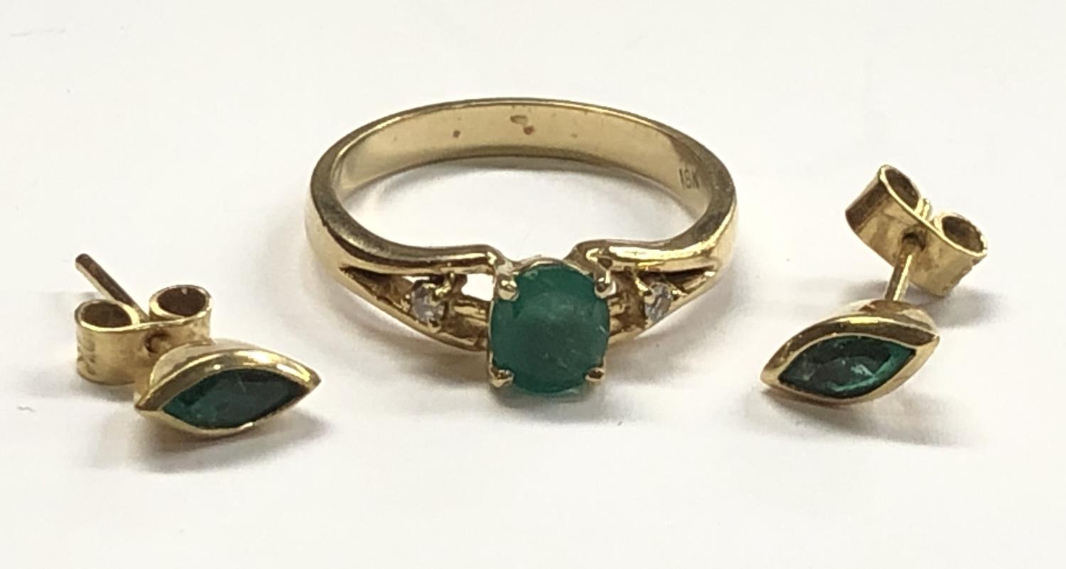 A COLUMBIAN EMERALD JEWELLERY SUITE - COMPRISING RING AND EARRINGS, ALL SET IN 18CT YELLOW GOLD,