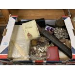 A TRAY CONTAINING VARIOUS ITEMS INCLUDING WHITE METAL COSTUME JEWELLERY ETC