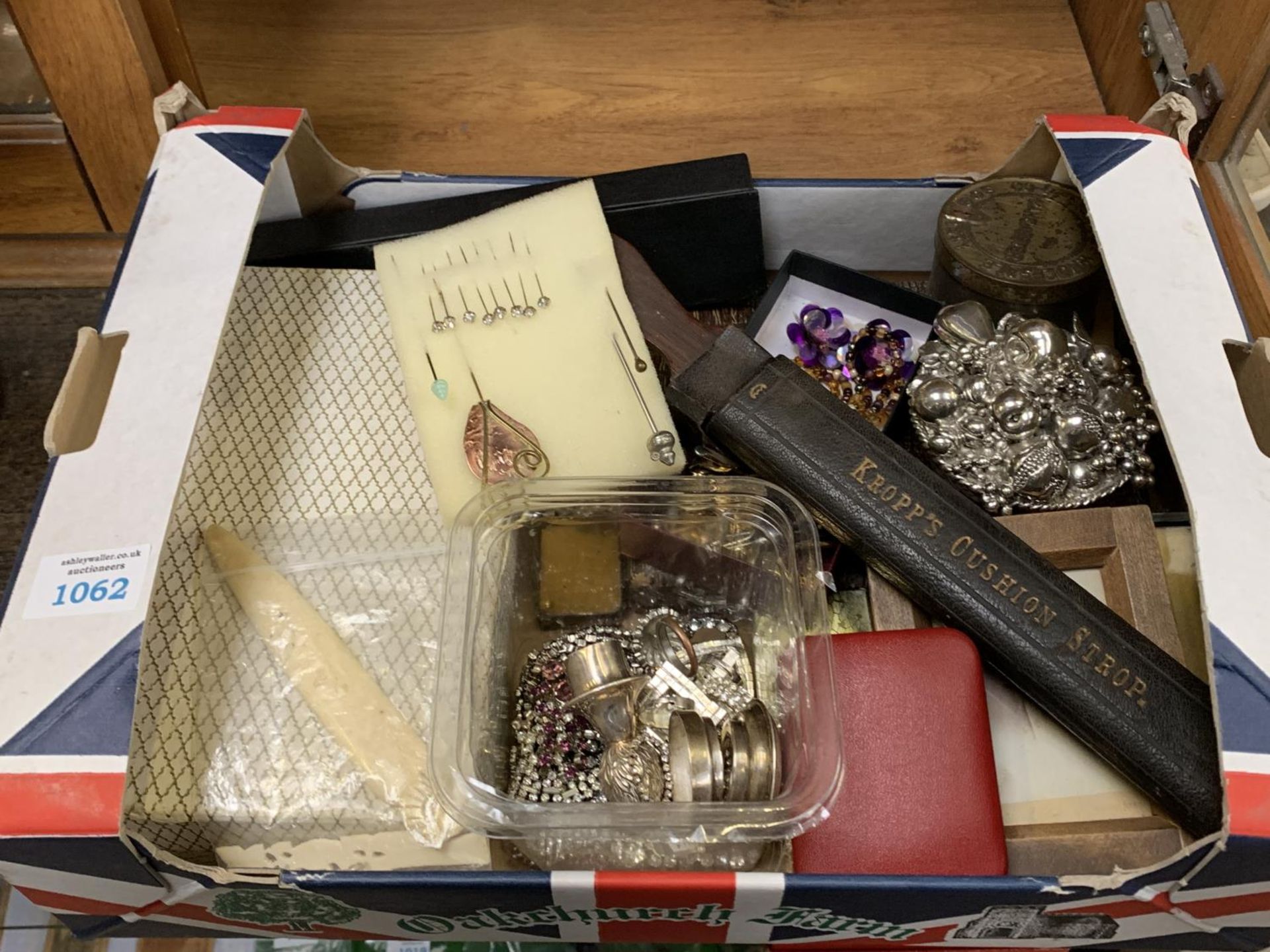 A TRAY CONTAINING VARIOUS ITEMS INCLUDING WHITE METAL COSTUME JEWELLERY ETC