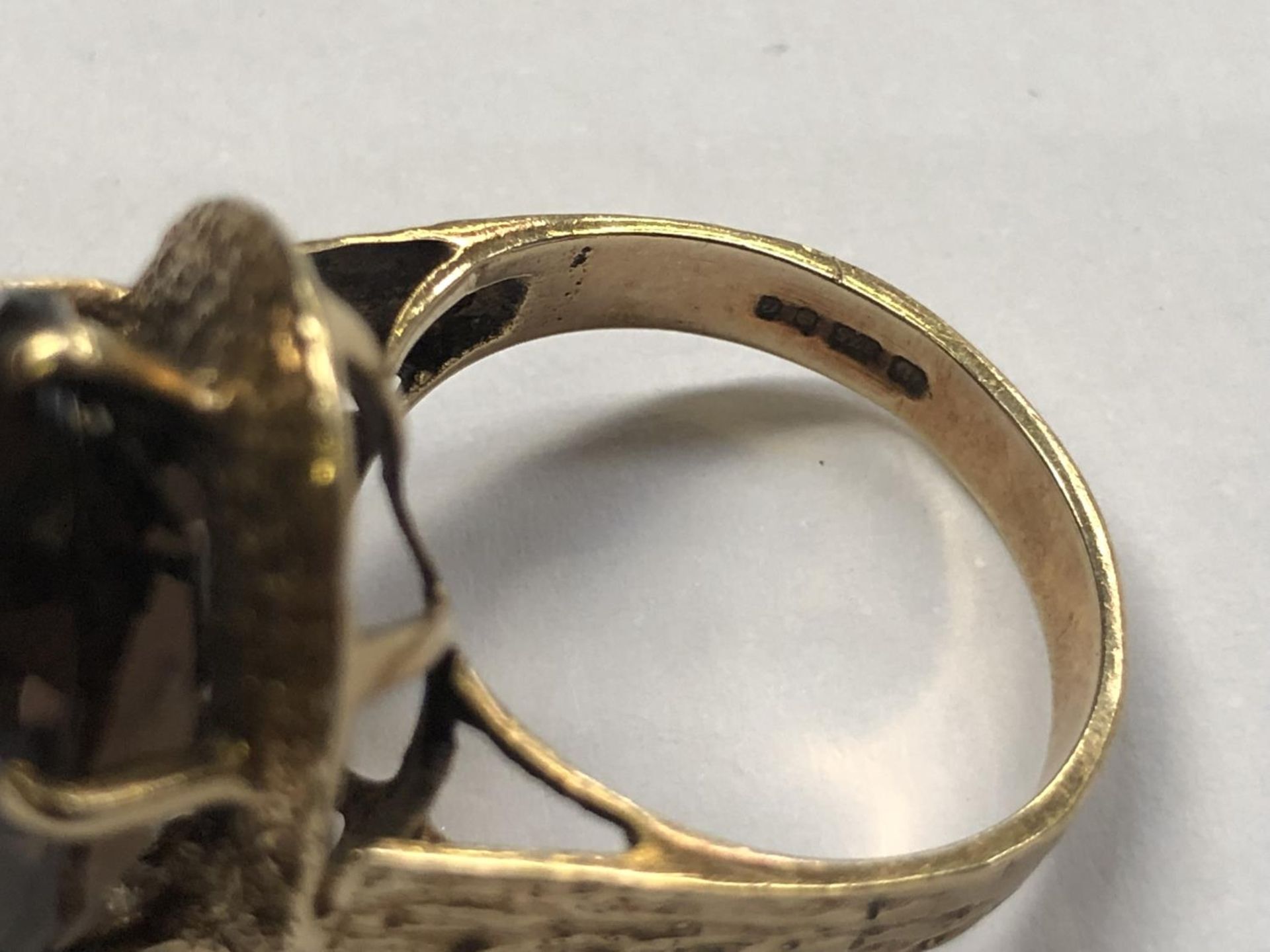 A 1970'S LADIES 9CT YELLOW GOLD SMOKY QUARTZ STONE DRESS RING, WEIGHT 6.4G - Image 3 of 4