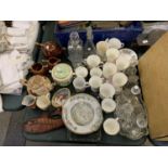 A COLLECTION OF ASSORTED CERAMICS AND GLASSWARE TO INCLUDE CUPS, GLASSES AND TEA POTS ETC