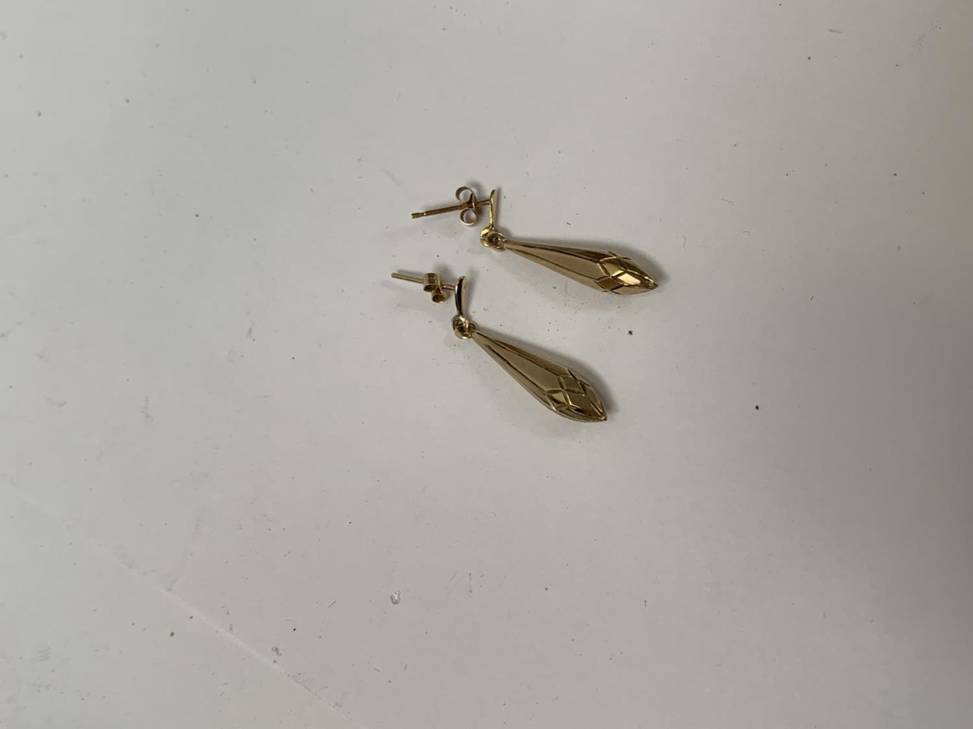 A PAIR OF 9CT GOLD DROP EARRINGS IN GREEN TRINKET BOX