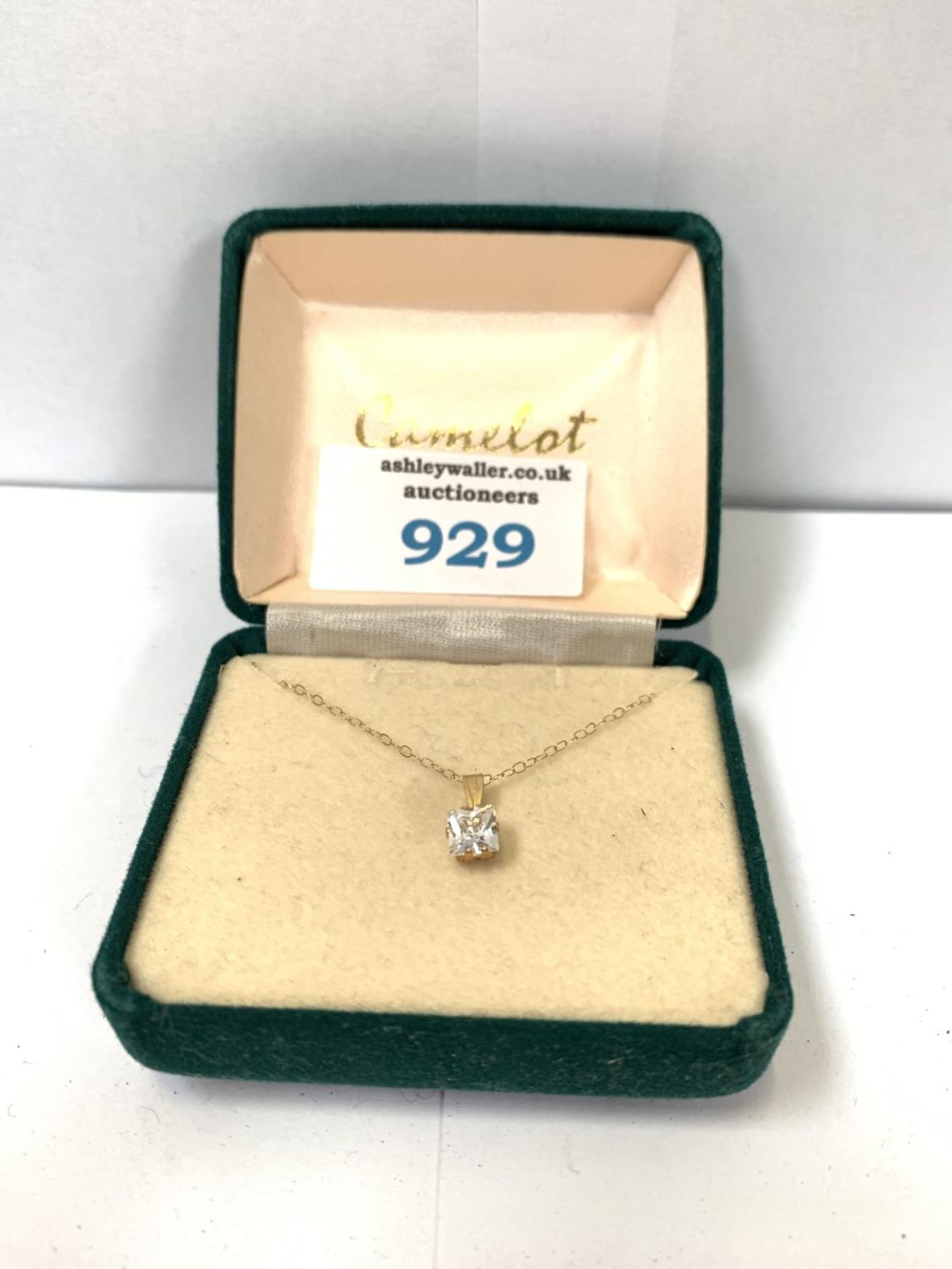A BOXED 9CT GOLD SOLITAIRE NECKLACE, 0.7G GROSS WEIGHT