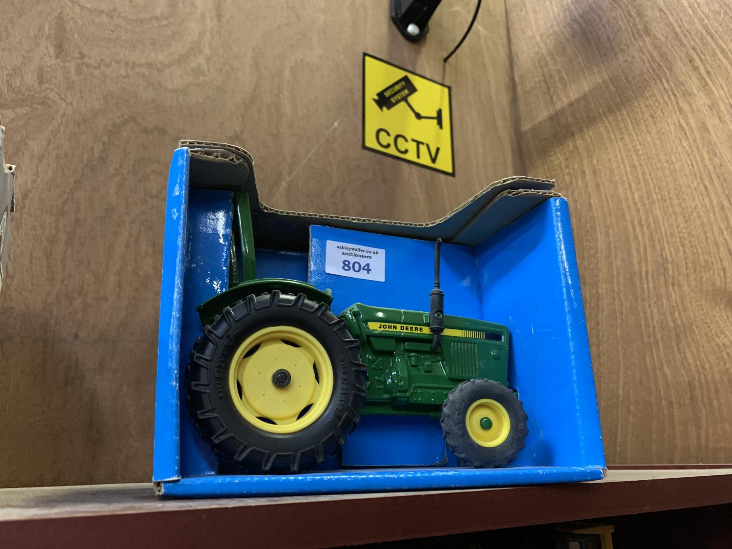 AN ERTL JOHN DEERE COMPACT UTILITY TRACTOR , REF NO 581, 1-16 SCALE, BOXED MODEL AND IN MINT