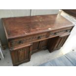 AN OAK SIDEBOARD WITH FOUR DOORS AND TWO DRAWERS