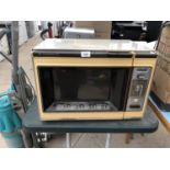 A RETRO MICROWAVE OVEN IN WORKING ORDER