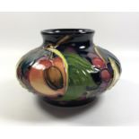 A MOORCROFT POTTERY 'QUEENS CHOICE' PATTERN VASE, HEIGHT 9CM