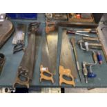 A LARGE COLLECTION OF VINTAGE TOOLS TO INCLUDE BRASS HANDLED SAW, VICES ETC