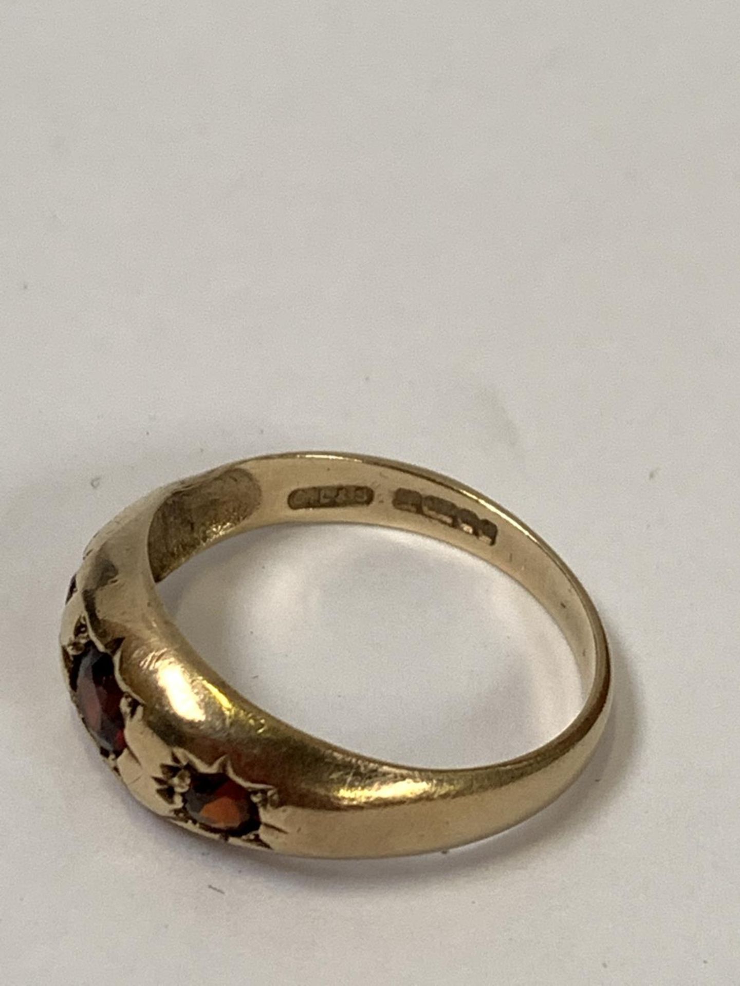 A BOXED 9 CT GOLD GARNET RING, 2.7G GROSS WEIGHT - Image 2 of 2