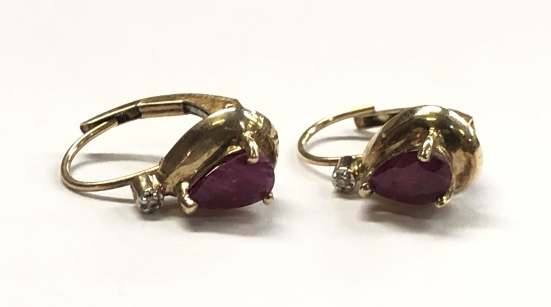 A PAIR OF 9CT YELLOW GOLD RUBY EARRINGS, WEIGHT 1.8G