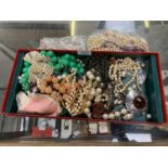 A TRAY OF ASSORTED COSTUME JEWELLERY AND PEARLS ETC