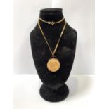 A 1903 GOLD FULL SOVEREIGN NECKLACE SET IN A 9CT MOUNT AND CHAIN, 13.8G GROSS WEIGHT