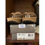 A PAIR OF UGG FLIPFLOPS IN A US SIZE 8 TOGETHER WITH A BOX