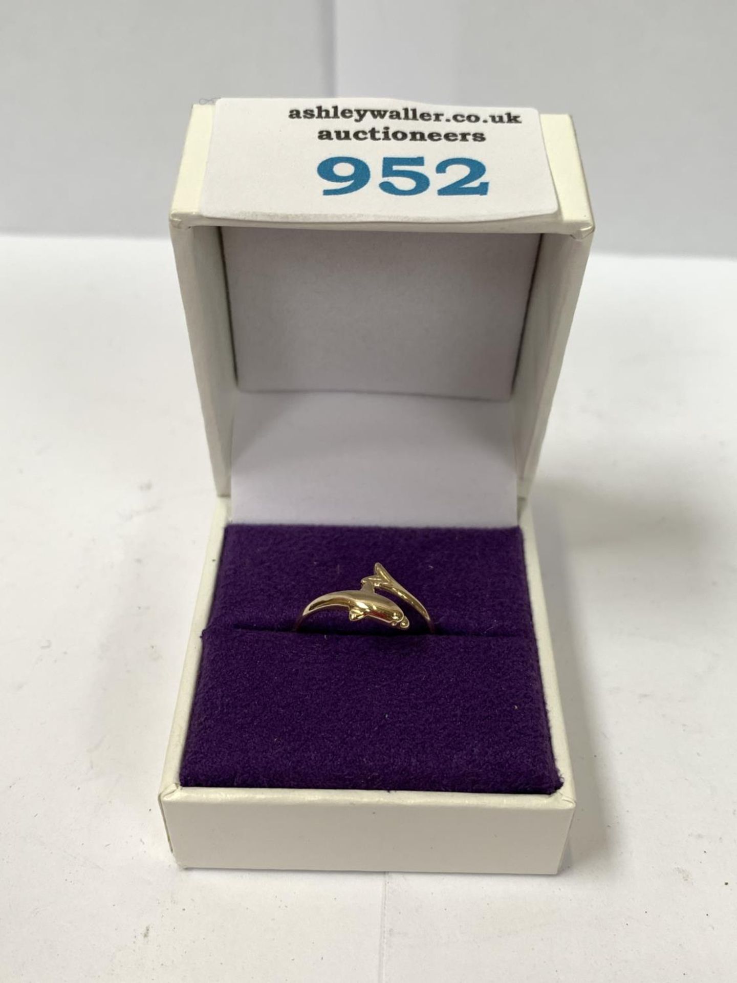 A 9CT GOLD BOXED DOLPHIN RING, 1G WEIGHT